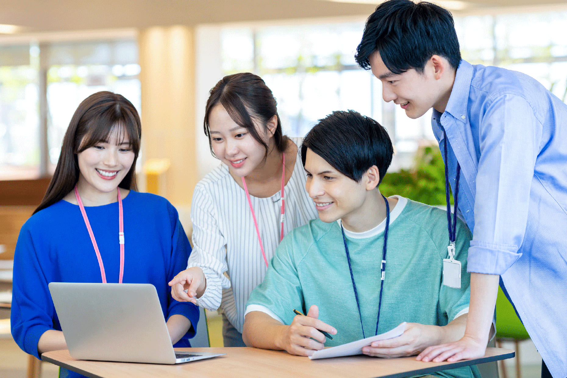 チームで協力して課題に立ち向かっている様子